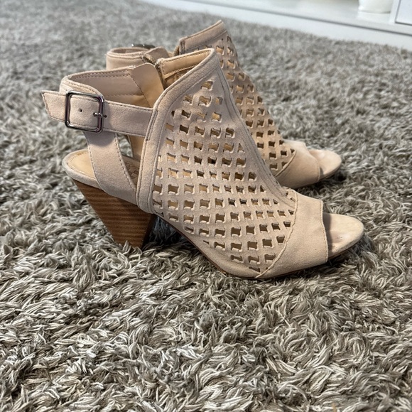 Vince Camuto Women’s Bootie Open Toe Stacked Heel Cut Out Tan Beige Size 8.5 - Picture 6 of 7